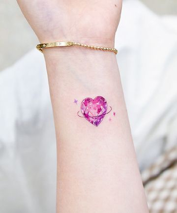 Chica con un tatuaje de color rosa en forma de corazón