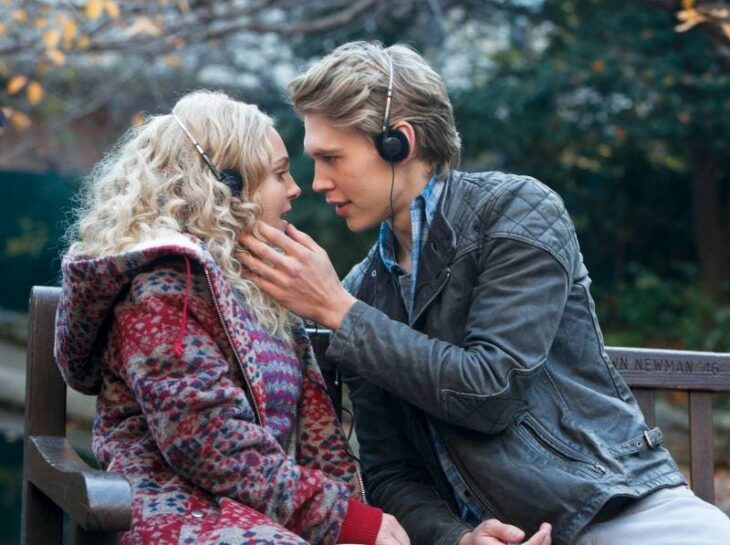 Escena de la serie El diario de Carrie con una pareja de novios besándose
