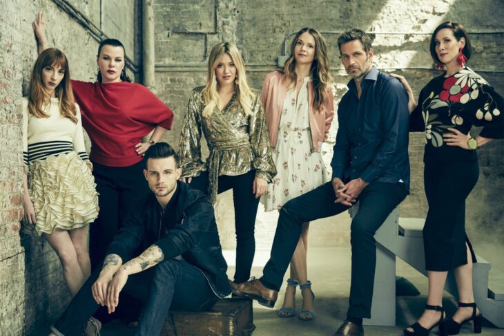 Escena de la serie Younger, un grupo de jóvenes reunidos en una sala común