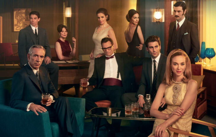 Escena de la serie Galerías Velvet con el elenco reunido en un bar