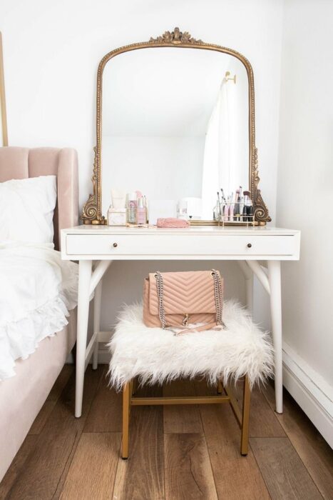 Makeup room estilo vintage en dorado y blanco