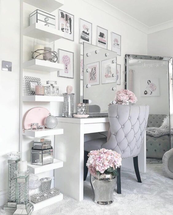 Makeup room en gris con detalles en blanco y rosa