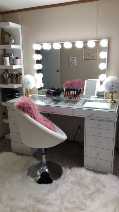 Makeup room en blanco con una alfombra suave