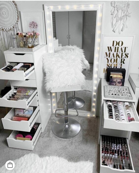 Makeup room en blanco con detalles en gris