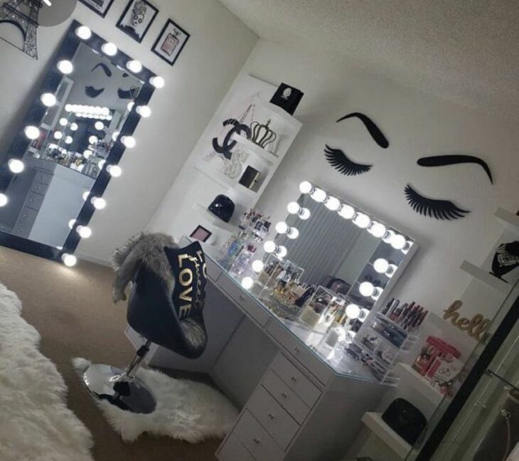 Makeup room en gris con detalles en blanco y un rostro pintado en la pared