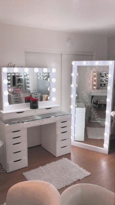 Makeup room en blanco con dos espejos iluminados