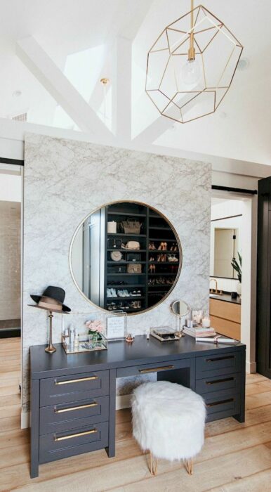 Makeup room en gris con espejo redondo