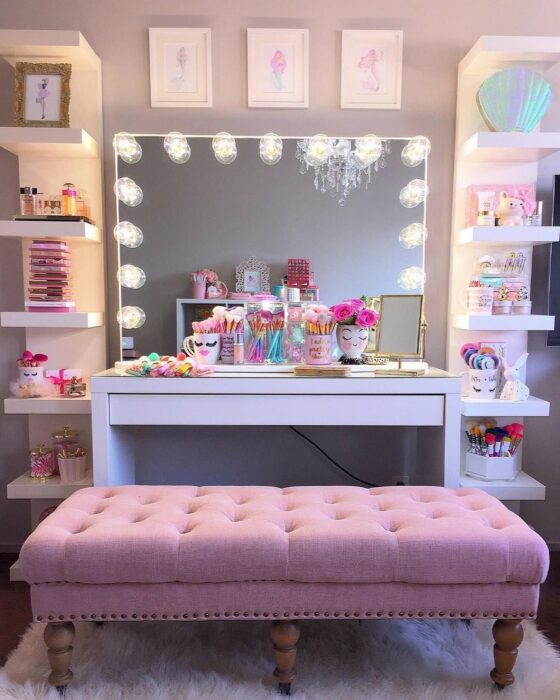 Makeup room en rosa con un espejo iluminado