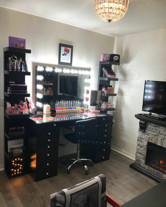 Makeup room en negro con un cuadro de luces