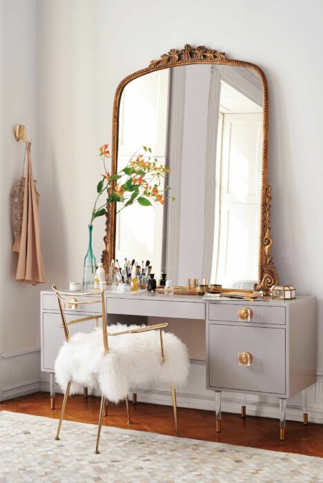 Makeup room estilo vintage dorado y blanco