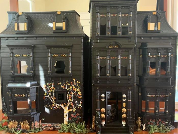 Mamá transforma casa de muñecas en masiones tenebrosas (