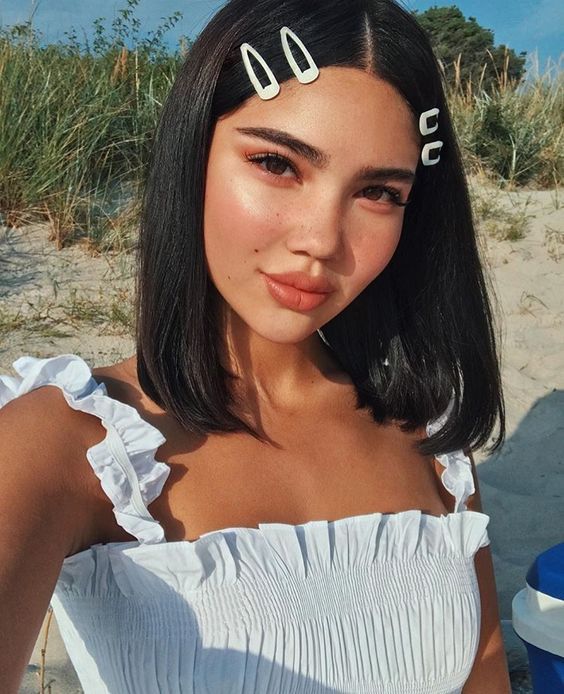 chica con cabello corto y clips al frente