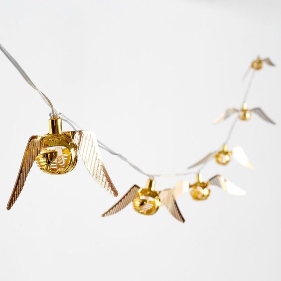 Luces navideñas en forma de snitch dorada