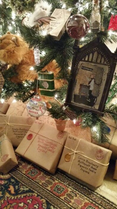 Regalos envueltos como si fueran cartas mágicas de Harry Potter