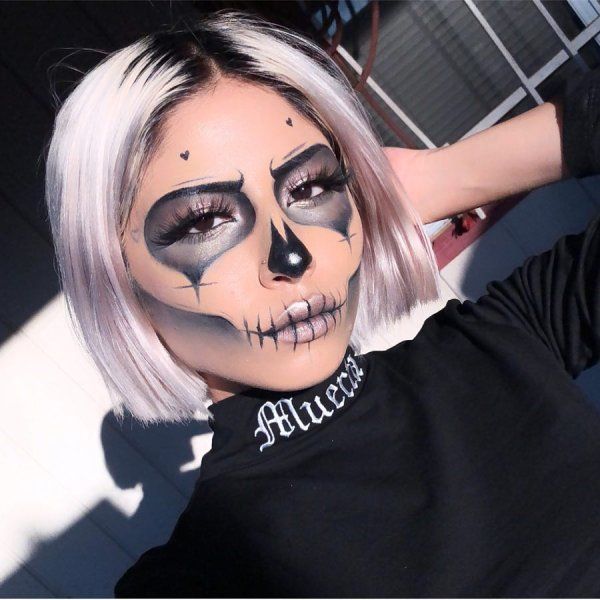 Chica con maquillaje para Halloween inspirado en catrinas