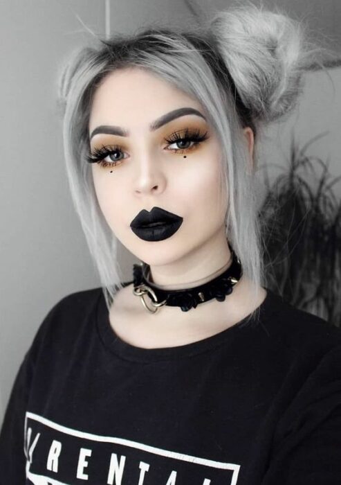 Chica con maquillaje para Halloween en estilo gótico