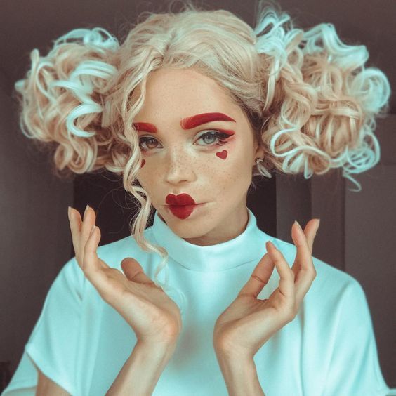 Chica con maquillaje para Halloween de la reina de corazones