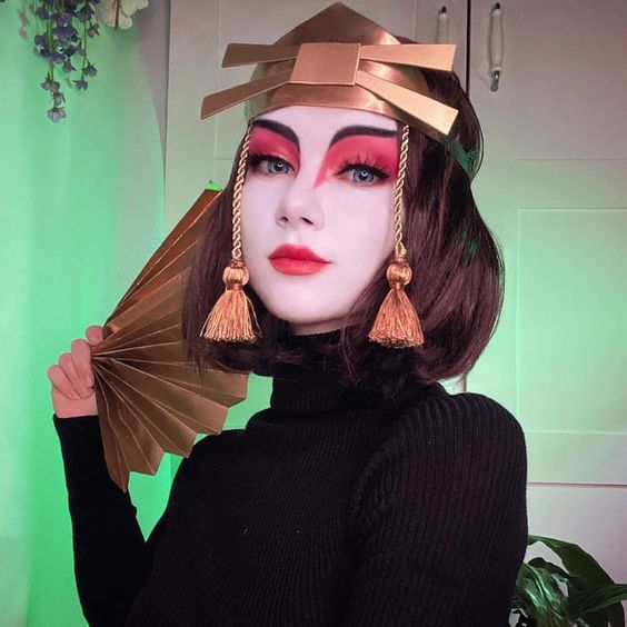 Chica con maquillaje para Halloween de guerrera japonesa