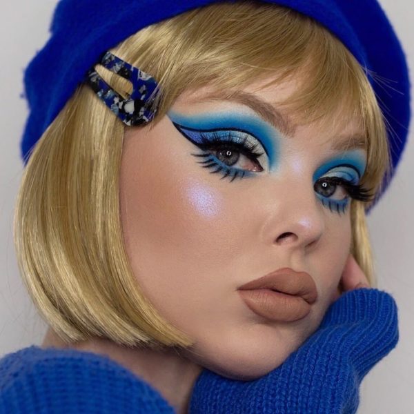 Chica con maquillaje para Halloween en estilo twiggy