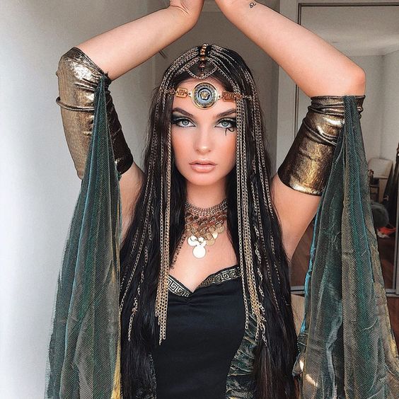 Chica con maquillaje para Halloween inspirado en Cleopatra