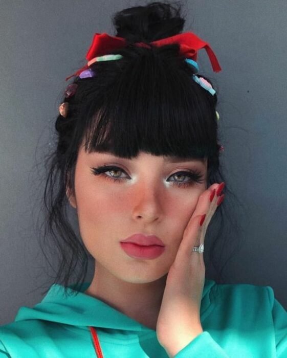 Chica con maquillaje para Halloween inspirado en Vanellope