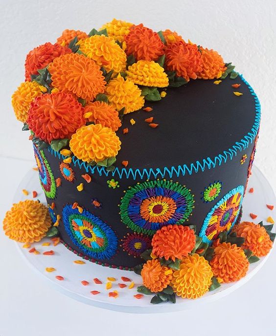 Pastel inspirado en el Día de muertos decorado con flores de cempasúchil