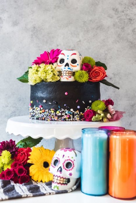 Pastel inspirado en el Día de muertos de un piso en color negro con confitería