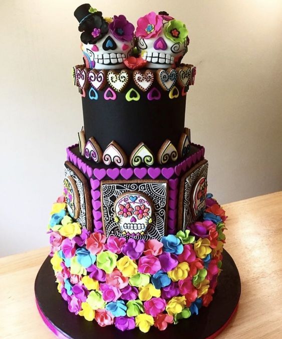 Pastel inspirado en el Día de muertos de tres pisos de alto en color negro