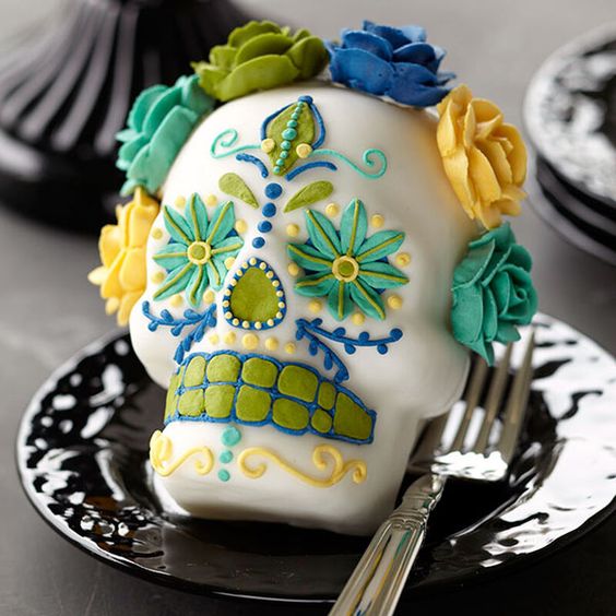 Pastel inspirado en el Día de muertos en forma de cráneo con betún de fondant