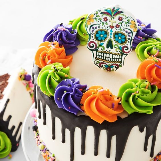 Pastel inspirado en el Día de muertos en color blanco con flores de betún de colores
