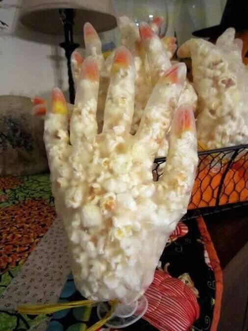 Guantes de plástico llenos de palomitas de maíz