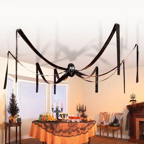 Araña hecha con globos y papel china colgando del techo