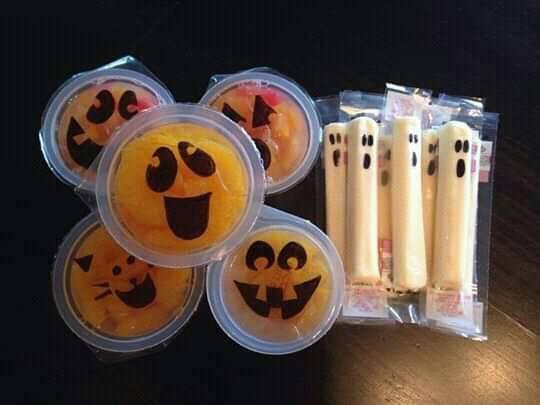 Vasitos y palillos de queso con decoración de Halloween