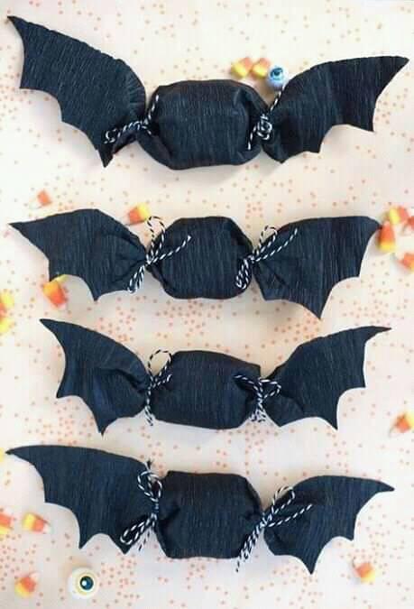 Dulces envueltos en papel negro en forma de murciélago