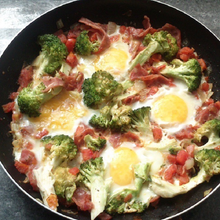 Huevo con brócoli y jamón
