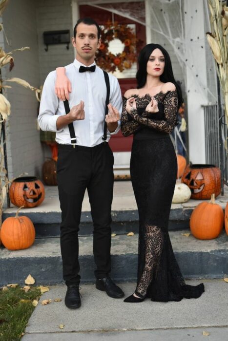 Disfraz de pareja inspirado en la película Los Locos Addams