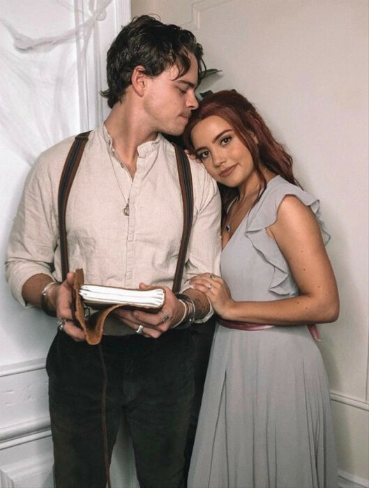 Pareja de novios disfrazados como Jack y Rose de Titanic