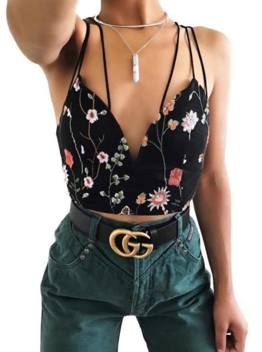 Blusa color negro con bordados de flores