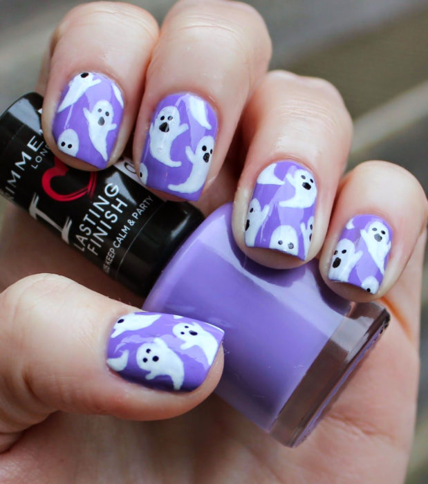 Diseños de uñas cortas cuadradas kawaii, tiernas en morado y lila pastel de Halloween; fantasmas