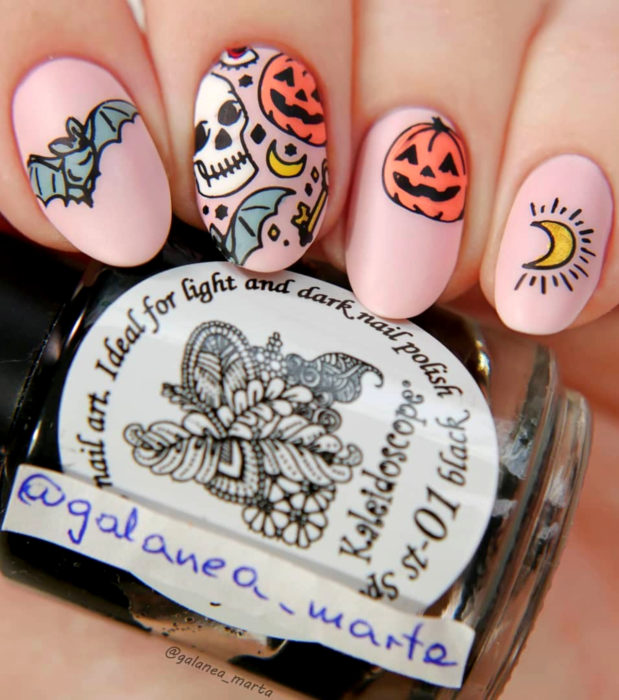 Diseños de uñas de almendra kawaii, tiernas en rosa pastel de Halloween; murciélagos, calaveras, lunas, llaves antiguas, calabazas y ojos