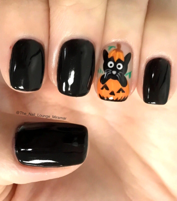 Diseños de uñas cortas y cuadradas kawaii, tiernas en negro de Halloween; gato con calabaza