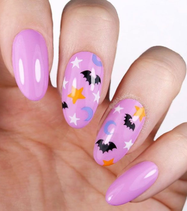 Diseños de uñas largas de almendra kawaii, tiernas en rosa pastel de Halloween; murciélagos, lunas y estrellas