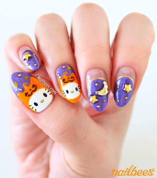 Diseños de uñas stiletto kawaii, tiernas de Halloween en colores pastel y morados; Hello Kitty con calabazas, lunas y estrellas