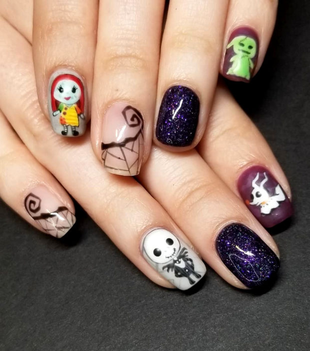 Diseños de uñas cuadradas kawaii, tiernas de Halloween en tonos pastel; Pesadilla antes de Navidad, El extraño mundo de Jack Skellington, Sally, Oogie Boogie y perro fantasma