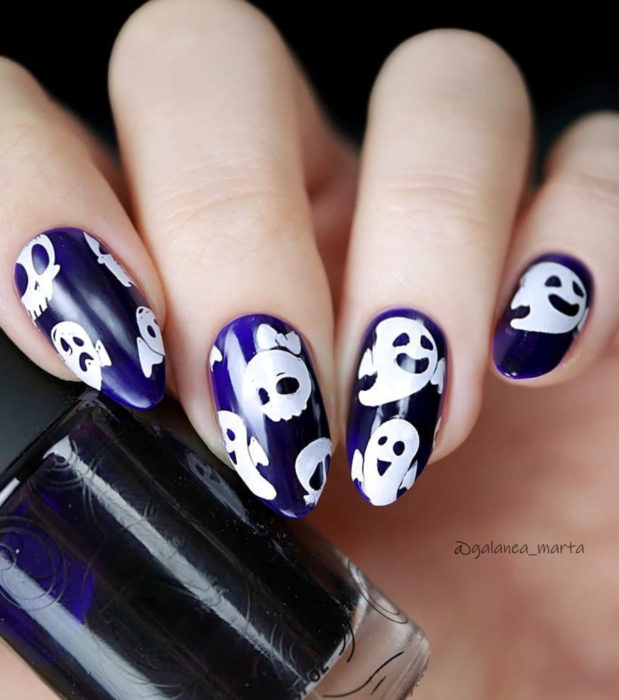 Diseños de uñas largas de almendra kawaii, tiernas de Halloween en colores pastel y morado; fantasmas y calavera con moño