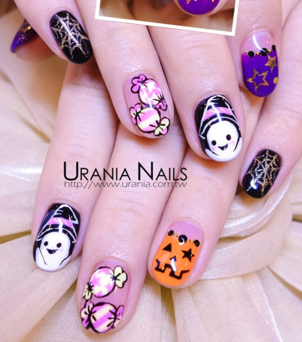 Diseños de uñas cortas kawaii, tiernas de Halloween en rosa pastel, negro y morado; fantasmas con gorros de bruja, calabazas, telarañas y dulces
