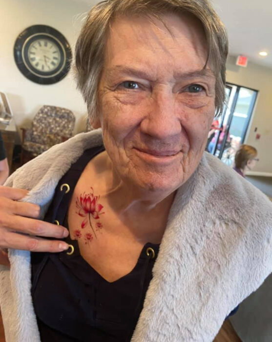 Abuelitos en asilo se hacen tatuajes temporales; flor de loto en la clavícula