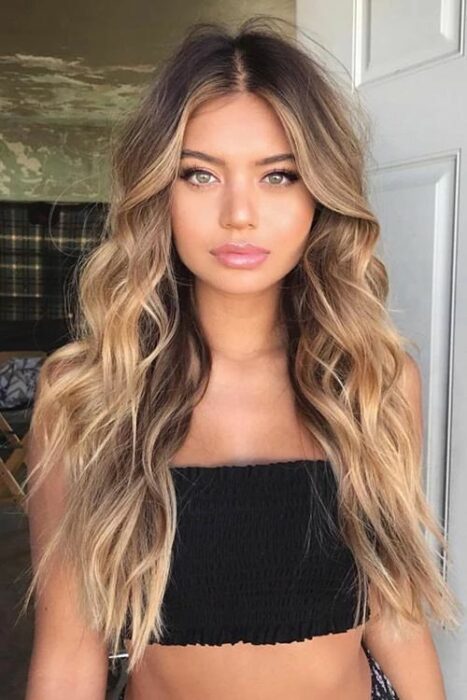 Chica con el cabello teñido en tonos miel