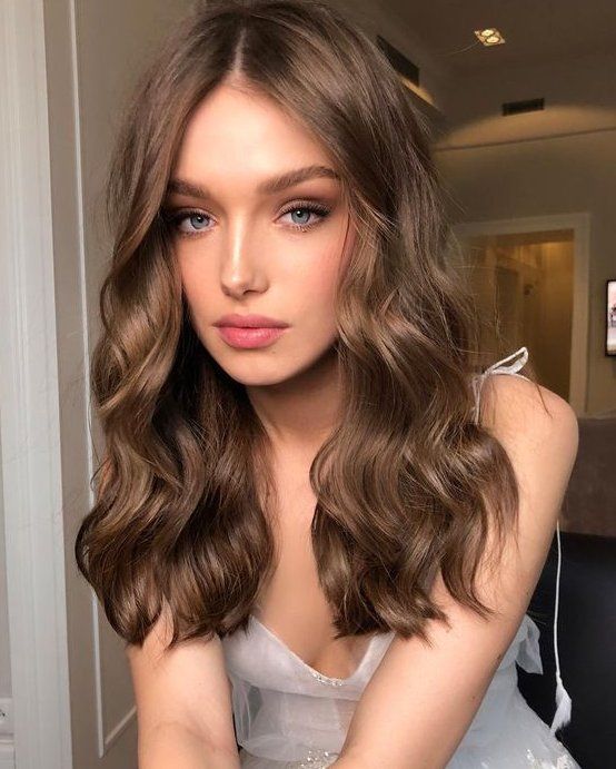 Chica con cabello en ondas teñido Light chocolate