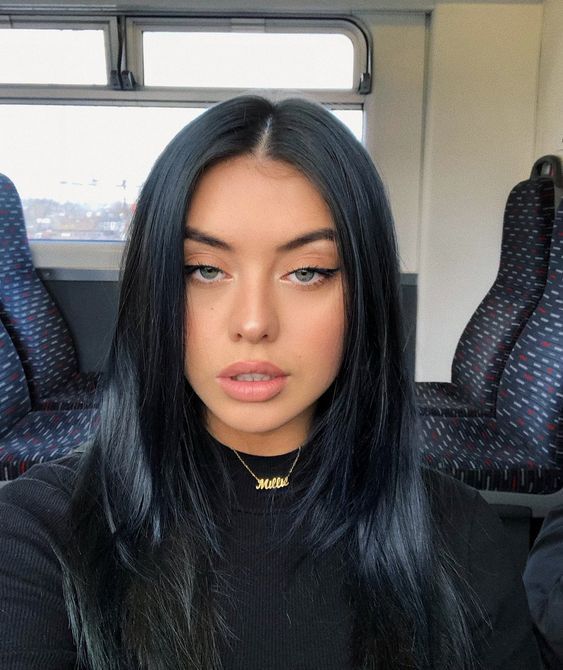 Chica mostrando su cabello en tono negro azabache